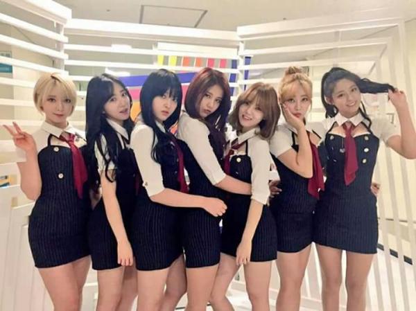 Phục trang sân khấu 'gợi cảm hóa' mọi nghề nghiệp của AOA gây tranh cãi Phục trang sân khấu 'gợi cảm hóa' mọi nghề nghiệp của AOA gây tranh cãi