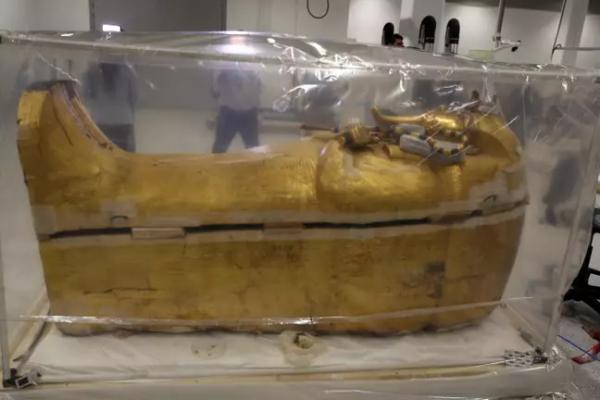 Hình ảnh lần đầu tiên tách quan tài Pharaoh Tutankhamun ra để trưng bày Hình ảnh lần đầu tiên tách quan tài Pharaoh Tutankhamun ra để trưng bày