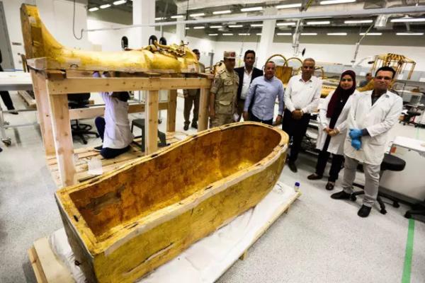 Hình ảnh lần đầu tiên tách quan tài Pharaoh Tutankhamun ra để trưng bày Hình ảnh lần đầu tiên tách quan tài Pharaoh Tutankhamun ra để trưng bày