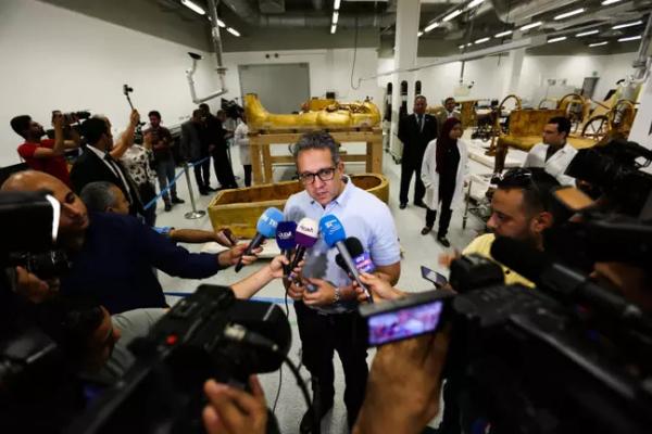 Hình ảnh lần đầu tiên tách quan tài Pharaoh Tutankhamun ra để trưng bày Hình ảnh lần đầu tiên tách quan tài Pharaoh Tutankhamun ra để trưng bày