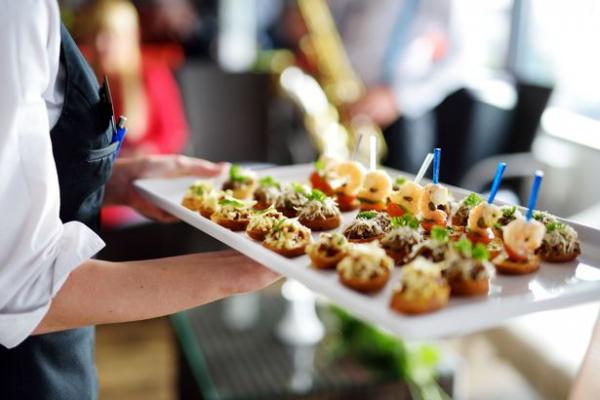 Cặp đôi đăng tin tuyển đầu bếp có thể chế biến động vật chết trên đường thành đồ ăn trong tiệc cưới Cặp đôi đăng tin tuyển đầu bếp có thể chế biến động vật chết trên đường thành đồ ăn trong tiệc cưới