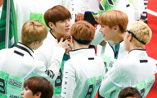 10 khoảnh khắc cho thấy rõ nhất nhân cách của Jungkook (BTS) do netizen Hàn bình chọn 10 khoảnh khắc cho thấy rõ nhất nhân cách của Jungkook (BTS) do netizen Hàn bình chọn