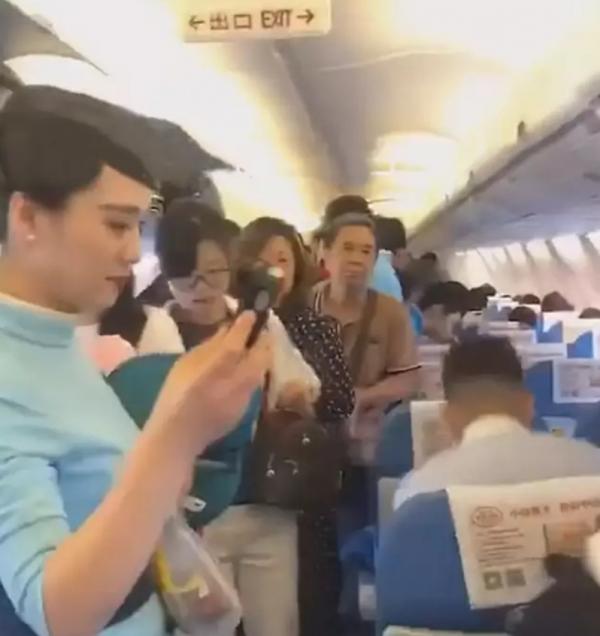 Nữ hành khách Trung Quốc mở toang cửa khẩn cấp của máy bay vì muốn hít thở không khí trong lành Nữ hành khách Trung Quốc mở toang cửa khẩn cấp của máy bay vì muốn hít thở không khí trong lành