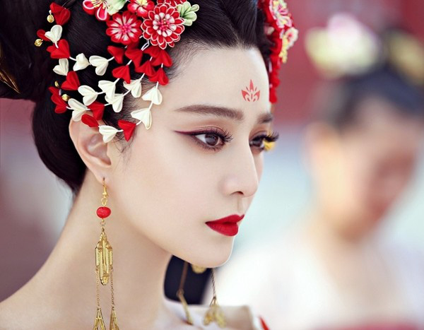 Vẻ đẹp trong lối trang điểm Hoa Điền của người xưa Vẻ đẹp trong lối trang điểm Hoa Điền của người xưa