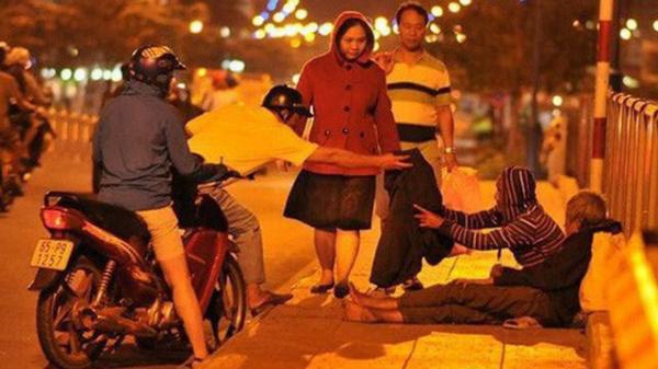Góc đáng yêu: Bác tài ô tô mở cốp xe để tài xế Grab ngồi trú tạm giữa trời mưa to Góc đáng yêu: Bác tài ô tô mở cốp xe để tài xế Grab ngồi trú tạm giữa trời mưa to