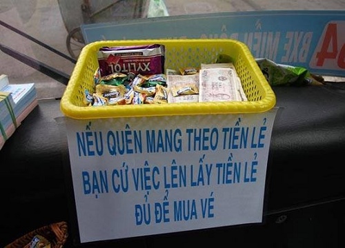 Góc đáng yêu: Bác tài ô tô mở cốp xe để tài xế Grab ngồi trú tạm giữa trời mưa to Góc đáng yêu: Bác tài ô tô mở cốp xe để tài xế Grab ngồi trú tạm giữa trời mưa to