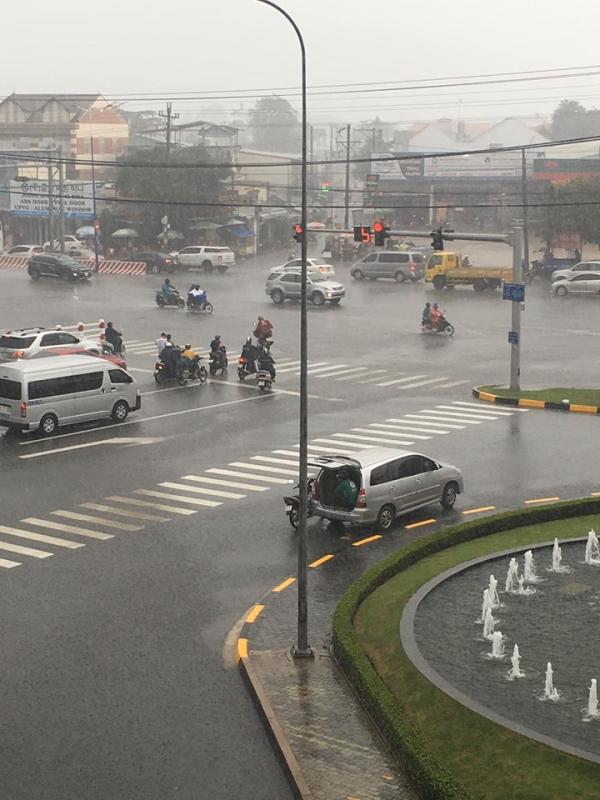 Góc đáng yêu: Bác tài ô tô mở cốp xe để tài xế Grab ngồi trú tạm giữa trời mưa to Góc đáng yêu: Bác tài ô tô mở cốp xe để tài xế Grab ngồi trú tạm giữa trời mưa to