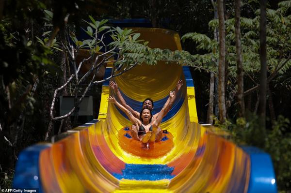 Đường trượt nước xuyên qua rừng rậm tại Malaysia đạt kỷ lục dài nhất thế giới Đường trượt nước xuyên qua rừng rậm tại Malaysia đạt kỷ lục dài nhất thế giới