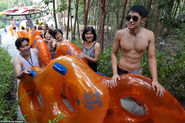 Đường trượt nước xuyên qua rừng rậm tại Malaysia đạt kỷ lục dài nhất thế giới Đường trượt nước xuyên qua rừng rậm tại Malaysia đạt kỷ lục dài nhất thế giới
