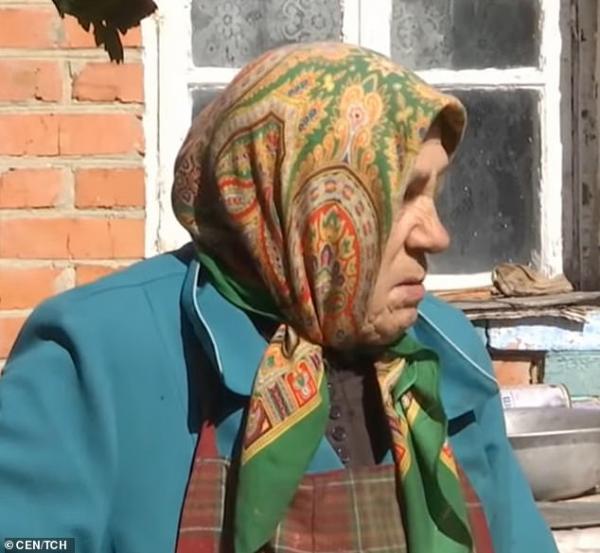 Chàng trai 24 tuổi kết hôn với chị họ 81 tuổi để trốn nghĩa vụ quân sự tại Ukraine Chàng trai 24 tuổi kết hôn với chị họ 81 tuổi để trốn nghĩa vụ quân sự tại Ukraine