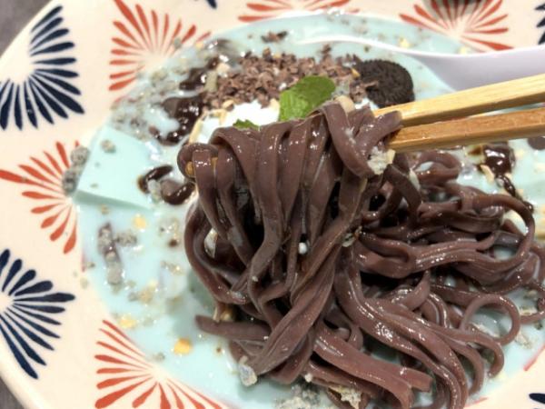 Lại sốc văn hóa: Nhật ra mắt mì ramen chocolate đã ngọt còn ăn kèm với trân châu Lại sốc văn hóa: Nhật ra mắt mì ramen chocolate đã ngọt còn ăn kèm với trân châu