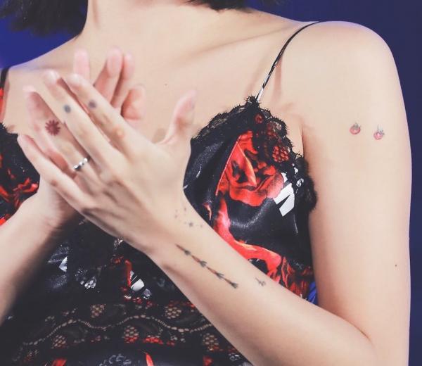 Liên tục xăm mình, TWICE Chaeyoung khiến netizen Hàn băn khoăn: 'Cô ấy nghiện tattoo?' Liên tục xăm mình, TWICE Chaeyoung khiến netizen Hàn băn khoăn: 'Cô ấy nghiện tattoo?'