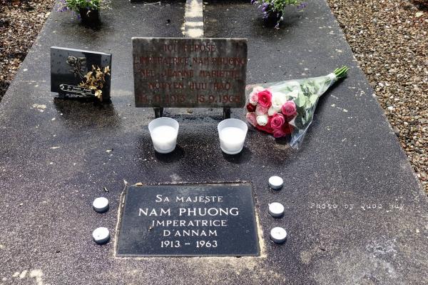 Viếng thăm mộ phần của Nam Phương Hoàng hậu trên đất Pháp Viếng thăm mộ phần của Nam Phương Hoàng hậu trên đất Pháp
