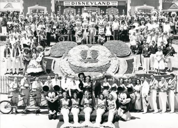 Khách hàng đầu tiên đến Disneyland vẫn được sử dụng vé vào cổng trọn đời kể từ năm 1955 Khách hàng đầu tiên đến Disneyland vẫn được sử dụng vé vào cổng trọn đời kể từ năm 1955
