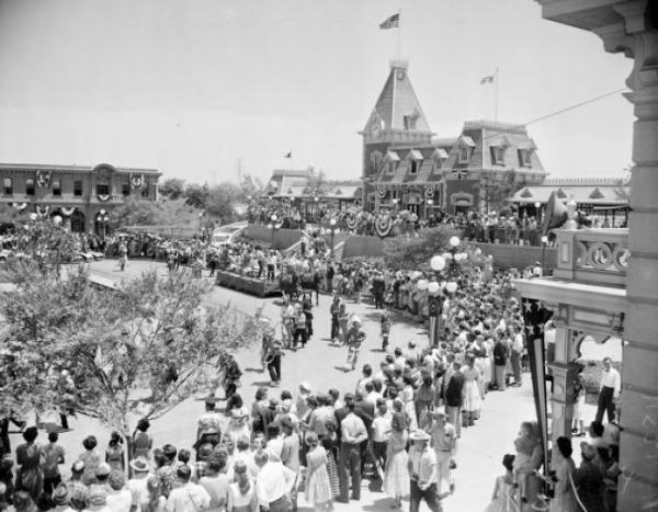 Khách hàng đầu tiên đến Disneyland vẫn được sử dụng vé vào cổng trọn đời kể từ năm 1955 Khách hàng đầu tiên đến Disneyland vẫn được sử dụng vé vào cổng trọn đời kể từ năm 1955