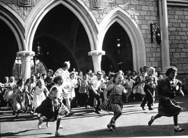 Khách hàng đầu tiên đến Disneyland vẫn được sử dụng vé vào cổng trọn đời kể từ năm 1955 Khách hàng đầu tiên đến Disneyland vẫn được sử dụng vé vào cổng trọn đời kể từ năm 1955