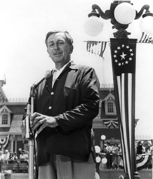 Khách hàng đầu tiên đến Disneyland vẫn được sử dụng vé vào cổng trọn đời kể từ năm 1955 Khách hàng đầu tiên đến Disneyland vẫn được sử dụng vé vào cổng trọn đời kể từ năm 1955