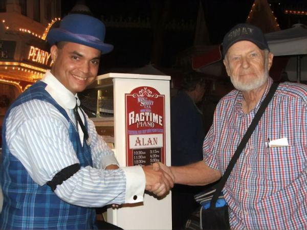 Khách hàng đầu tiên đến Disneyland vẫn được sử dụng vé vào cổng trọn đời kể từ năm 1955 Khách hàng đầu tiên đến Disneyland vẫn được sử dụng vé vào cổng trọn đời kể từ năm 1955