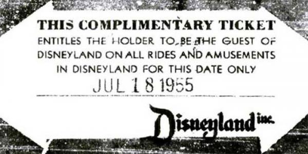 Khách hàng đầu tiên đến Disneyland vẫn được sử dụng vé vào cổng trọn đời kể từ năm 1955 Khách hàng đầu tiên đến Disneyland vẫn được sử dụng vé vào cổng trọn đời kể từ năm 1955