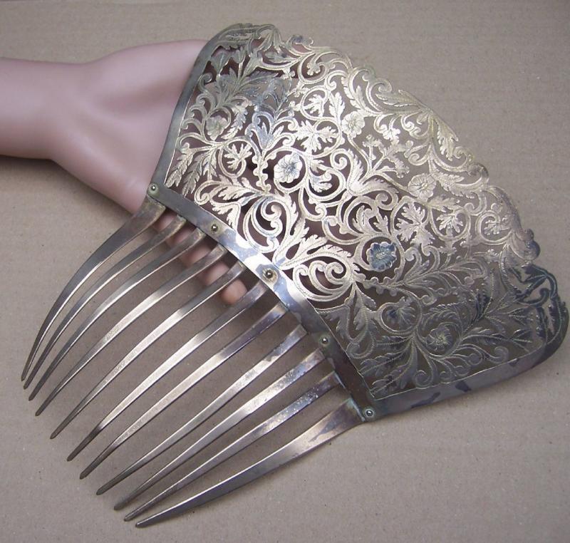 Có một thời phụ nữ đạt đến đỉnh cao của sự kiều diễm chỉ nhờ những món phụ kiện tóc vintage Có một thời phụ nữ đạt đến đỉnh cao của sự kiều diễm chỉ nhờ những món phụ kiện tóc vintage