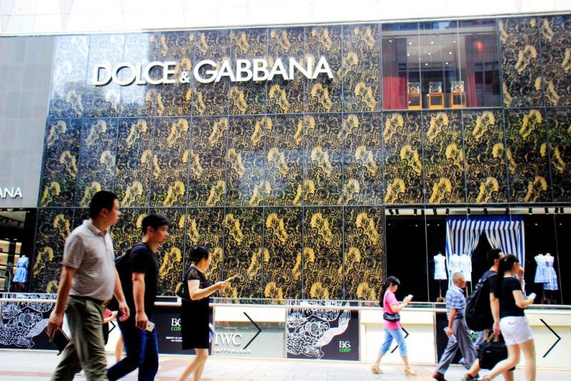 Dolce & Gabbana bị 'xoá sổ' khỏi hàng loạt kênh mua sắm online tại Trung Quốc Dolce & Gabbana bị 'xoá sổ' khỏi hàng loạt kênh mua sắm online tại Trung Quốc