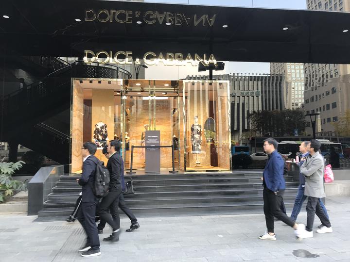 Hai nhà sáng lập Dolce & Gabbana quay video thành khẩn xin lỗi bằng tiếng Trung sau scandal nhục mạ Trung Quốc Hai nhà sáng lập Dolce & Gabbana quay video thành khẩn xin lỗi bằng tiếng Trung sau scandal nhục mạ Trung Quốc