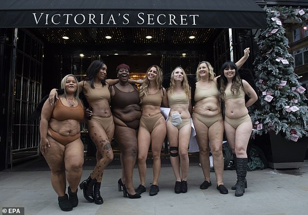 Người biểu tình 'cởi đồ' trước trụ sở Victoria's Secret đòi bình đẳng và sự đa dạng trong phong cách thời trang Người biểu tình 'cởi đồ' trước trụ sở Victoria's Secret đòi bình đẳng và sự đa dạng trong phong cách thời trang