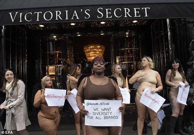 Người biểu tình 'cởi đồ' trước trụ sở Victoria's Secret đòi bình đẳng và sự đa dạng trong phong cách thời trang Người biểu tình 'cởi đồ' trước trụ sở Victoria's Secret đòi bình đẳng và sự đa dạng trong phong cách thời trang