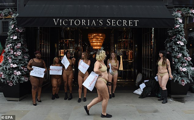 Người biểu tình 'cởi đồ' trước trụ sở Victoria's Secret đòi bình đẳng và sự đa dạng trong phong cách thời trang Người biểu tình 'cởi đồ' trước trụ sở Victoria's Secret đòi bình đẳng và sự đa dạng trong phong cách thời trang