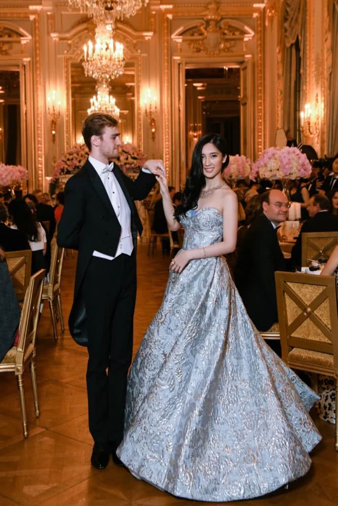 'Rich kid' Hong Kong 13 tuổi mới biết mình giàu: Nàng công chúa hoàn hảo từ nhan sắc, học vấn đến gia thế 'Rich kid' Hong Kong 13 tuổi mới biết mình giàu: Nàng công chúa hoàn hảo từ nhan sắc, học vấn đến gia thế