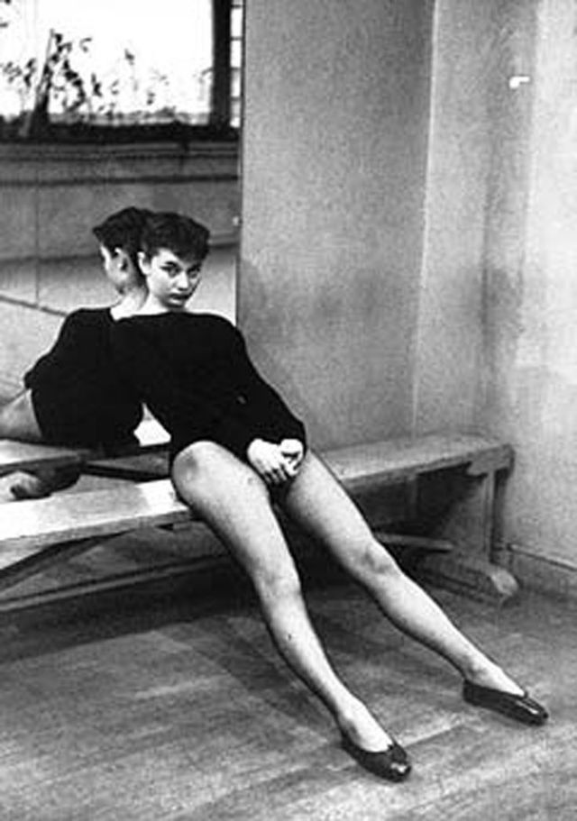 Những bức ảnh hiếm khi Audrey Hepburn còn là một nữ vũ công ballet Những bức ảnh hiếm khi Audrey Hepburn còn là một nữ vũ công ballet