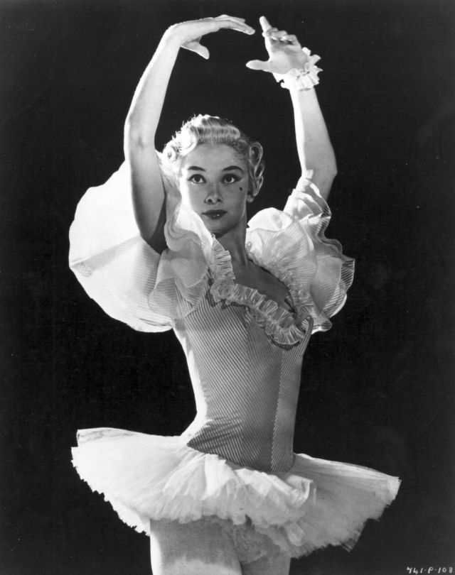 Những bức ảnh hiếm khi Audrey Hepburn còn là một nữ vũ công ballet Những bức ảnh hiếm khi Audrey Hepburn còn là một nữ vũ công ballet
