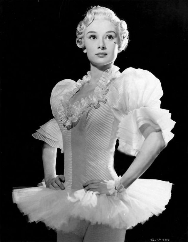 Những bức ảnh hiếm khi Audrey Hepburn còn là một nữ vũ công ballet Những bức ảnh hiếm khi Audrey Hepburn còn là một nữ vũ công ballet