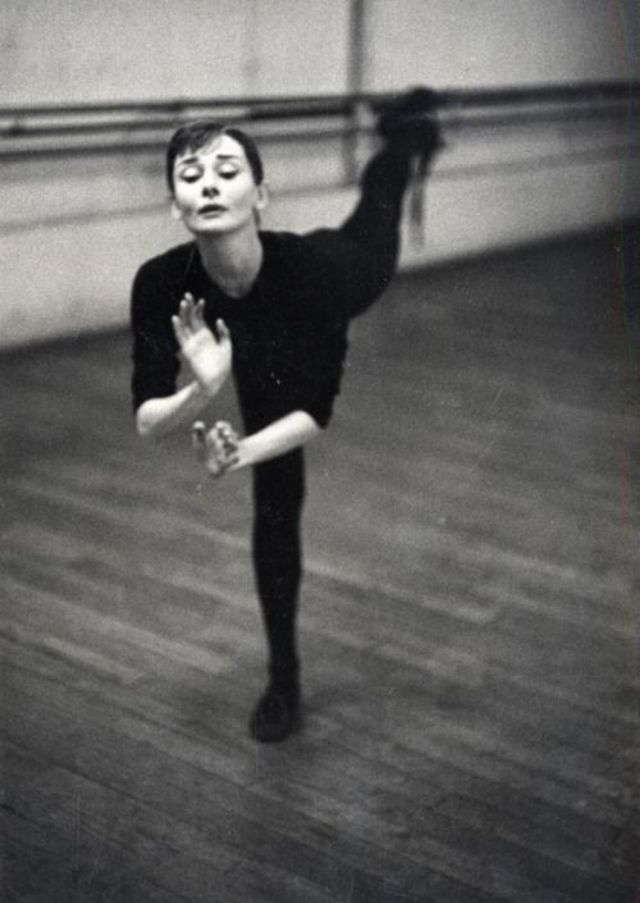 Những bức ảnh hiếm khi Audrey Hepburn còn là một nữ vũ công ballet Những bức ảnh hiếm khi Audrey Hepburn còn là một nữ vũ công ballet