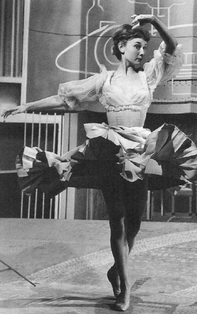 Những bức ảnh hiếm khi Audrey Hepburn còn là một nữ vũ công ballet Những bức ảnh hiếm khi Audrey Hepburn còn là một nữ vũ công ballet