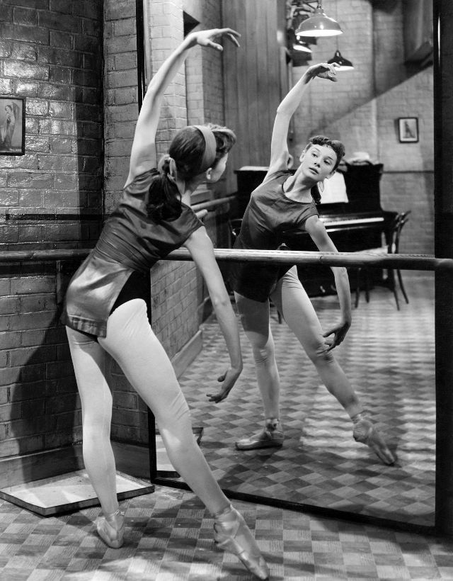 Những bức ảnh hiếm khi Audrey Hepburn còn là một nữ vũ công ballet Những bức ảnh hiếm khi Audrey Hepburn còn là một nữ vũ công ballet