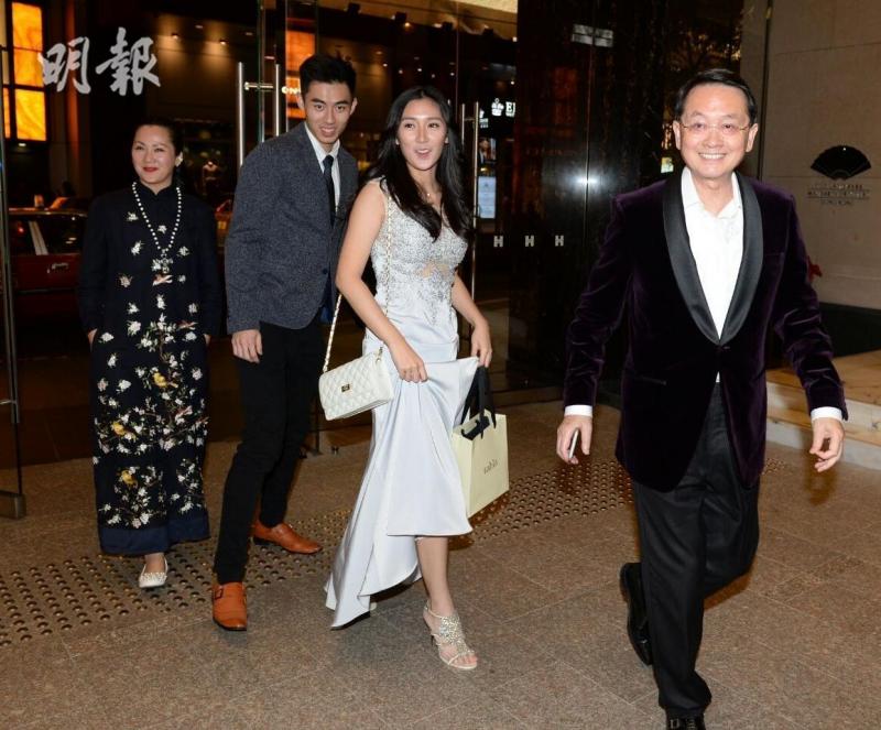 'Rich kid' Hong Kong 13 tuổi mới biết mình giàu: Nàng công chúa hoàn hảo từ nhan sắc, học vấn đến gia thế 'Rich kid' Hong Kong 13 tuổi mới biết mình giàu: Nàng công chúa hoàn hảo từ nhan sắc, học vấn đến gia thế