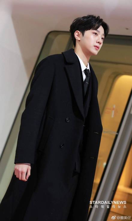 Gặp sự cố trang phục ở MAMA, Lai Kuan Lin (Wanna One) lên hot search Weibo, được Cnet khen hết lời Gặp sự cố trang phục ở MAMA, Lai Kuan Lin (Wanna One) lên hot search Weibo, được Cnet khen hết lời