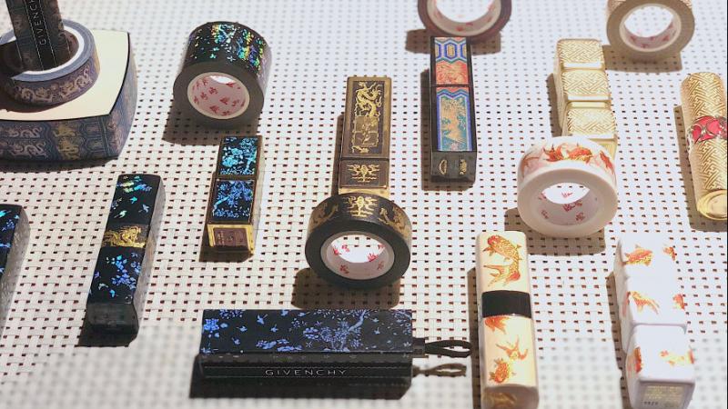 Ra mắt BST son môi Cố cung: Đầu óc kinh doanh của người Trung Quốc thật không đùa được đâu Ra mắt BST son môi Cố cung: Đầu óc kinh doanh của người Trung Quốc thật không đùa được đâu