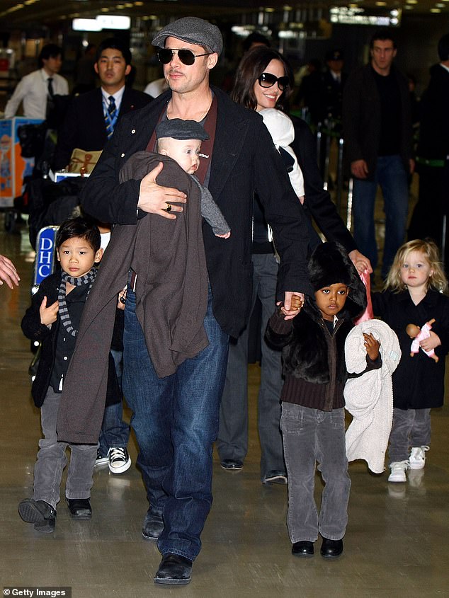 Angelina Jolie từng nói với Pax Thiên rằng bố Brad Pitt không muốn nhận nuôi cậu Angelina Jolie từng nói với Pax Thiên rằng bố Brad Pitt không muốn nhận nuôi cậu