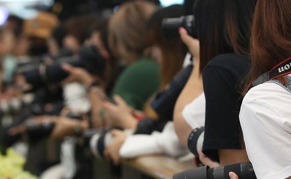 Chuyện khó tin: 4 fan K-Pop ích kỷ khiến hàng trăm hành khách phải xuống máy bay ở Hong Kong Chuyện khó tin: 4 fan K-Pop ích kỷ khiến hàng trăm hành khách phải xuống máy bay ở Hong Kong