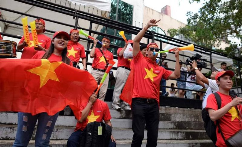 Vì sao người Việt Nam cần hình thành 'văn hóa cổ vũ bóng đá' và ngưng sử dụng kèn vuvuzela? Vì sao người Việt Nam cần hình thành 'văn hóa cổ vũ bóng đá' và ngưng sử dụng kèn vuvuzela?