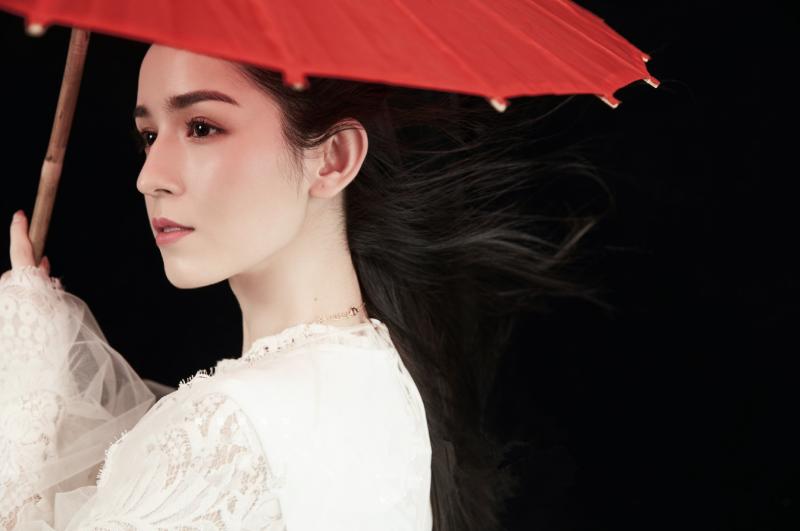 Cáp Ni Khắc Tư mặc váy trắng cầm ô đỏ: Khí chất của mỹ nữ cổ trang không đùa được đâu! Cáp Ni Khắc Tư mặc váy trắng cầm ô đỏ: Khí chất của mỹ nữ cổ trang không đùa được đâu!