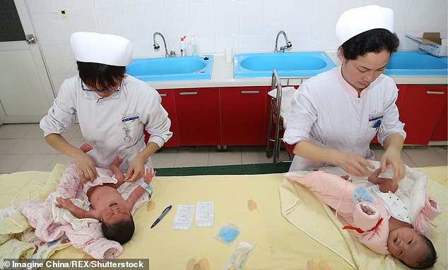 Lần đầu tiên dân số giảm sau 70 năm, Trung Quốc đối mặt nguy cơ thiếu hụt nhân lực Lần đầu tiên dân số giảm sau 70 năm, Trung Quốc đối mặt nguy cơ thiếu hụt nhân lực