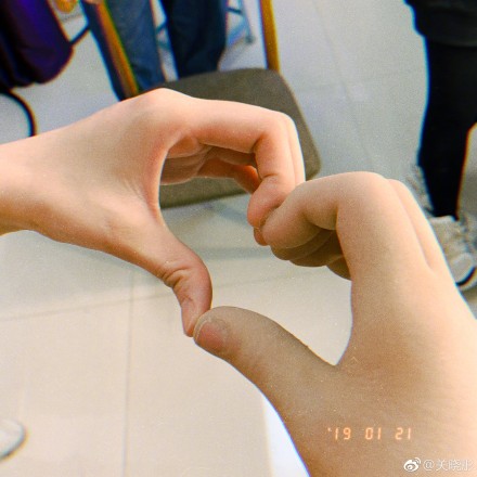'Nguyệt Bán Alice': 'Nàng béo' Hiểu Đồng theo đuổi idol Quan Hồng rồi lại yêu bạn thân Hoàng Cảnh Du 'Nguyệt Bán Alice': 'Nàng béo' Hiểu Đồng theo đuổi idol Quan Hồng rồi lại yêu bạn thân Hoàng Cảnh Du