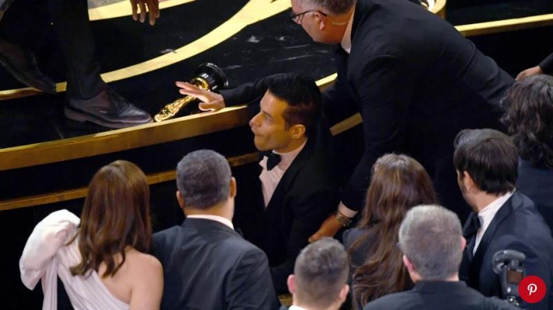 Ngã nhào khỏi sân khấu sau khi nhận giải Oscar, Rami Malek vẫn kịp nhanh tay bảo vệ tượng vàng Ngã nhào khỏi sân khấu sau khi nhận giải Oscar, Rami Malek vẫn kịp nhanh tay bảo vệ tượng vàng