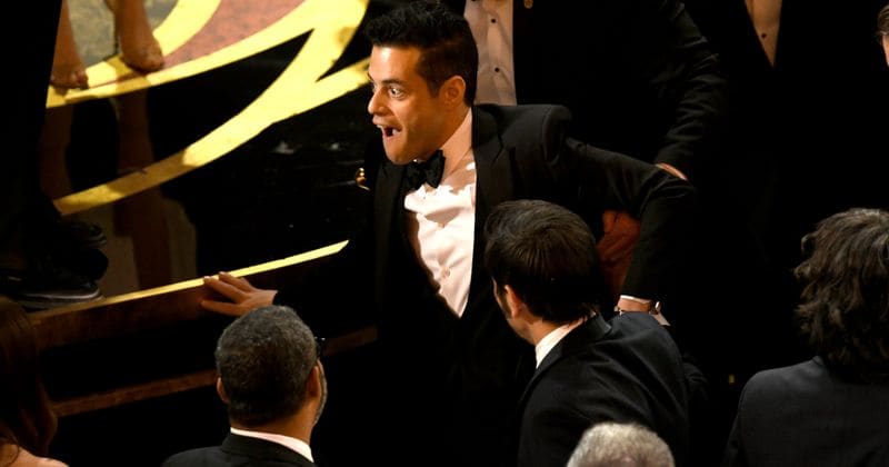 Ngã nhào khỏi sân khấu sau khi nhận giải Oscar, Rami Malek vẫn kịp nhanh tay bảo vệ tượng vàng Ngã nhào khỏi sân khấu sau khi nhận giải Oscar, Rami Malek vẫn kịp nhanh tay bảo vệ tượng vàng