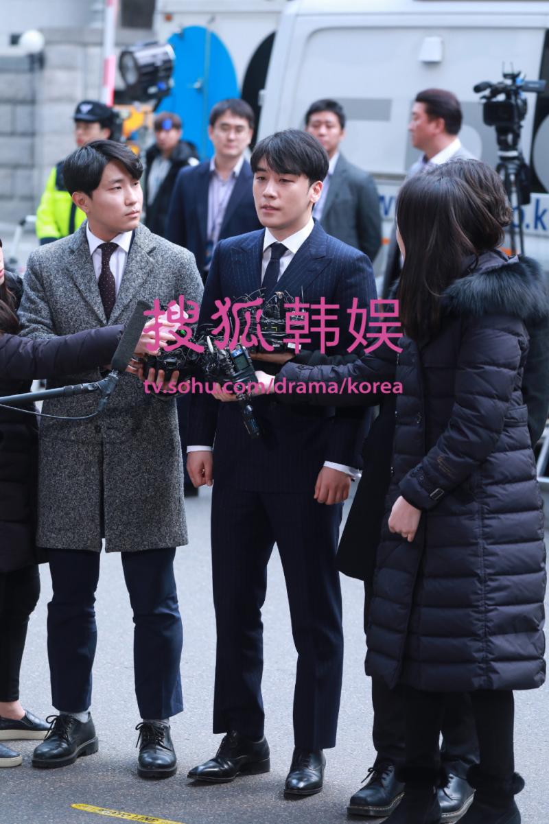 Seungri lưu hơn 3.200 số điện thoại, luôn có hẹn với khách và hiếm khi dùng bữa với thành viên Big Bang Seungri lưu hơn 3.200 số điện thoại, luôn có hẹn với khách và hiếm khi dùng bữa với thành viên Big Bang
