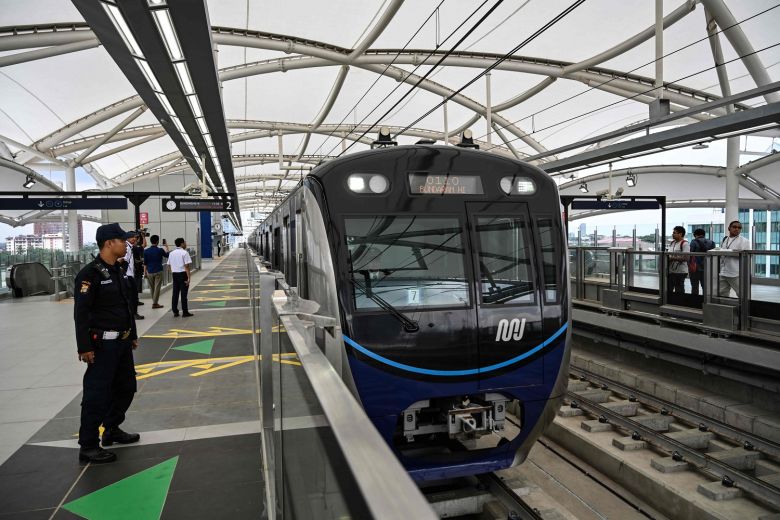 Người dân Indonesia hân hoan trong ngày khai trương tuyến tàu điện ngầm đầu tiên ở thủ đô Jakarta Người dân Indonesia hân hoan trong ngày khai trương tuyến tàu điện ngầm đầu tiên ở thủ đô Jakarta