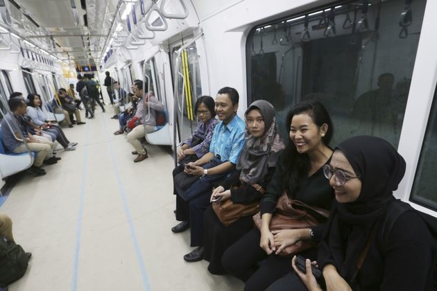 Người dân Indonesia hân hoan trong ngày khai trương tuyến tàu điện ngầm đầu tiên ở thủ đô Jakarta Người dân Indonesia hân hoan trong ngày khai trương tuyến tàu điện ngầm đầu tiên ở thủ đô Jakarta